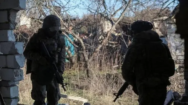 建筑废墟旁边的两名士兵