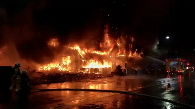 台湾高雄一幢商住楼发生大火