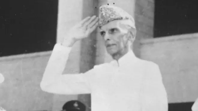 بانی پاکستان محمد علح جناح 17اگست 1947کو ایک فوجی پریڈ کے دوران