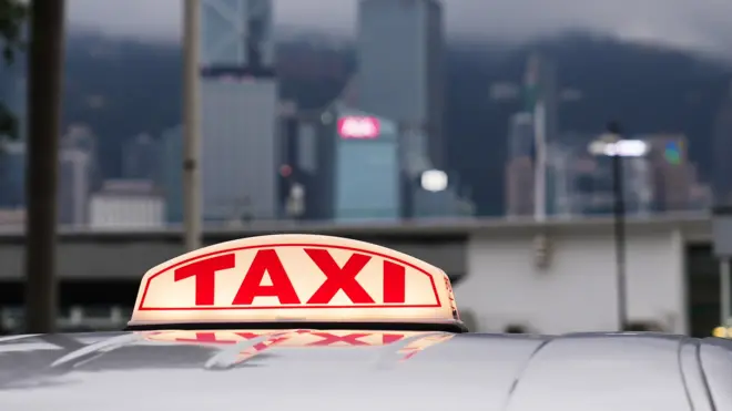 香港九龙尖沙咀一辆的士(出租车)在等候乘客(14/6/2024)