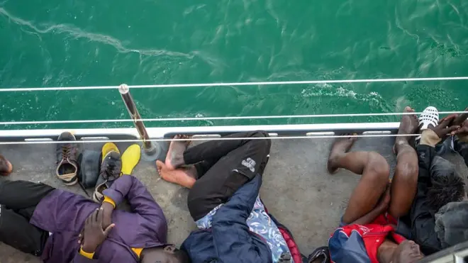 مهاجرون أفارقة على متن قارب تابع لخفر السواحل التونسي بعد إنقاذهم من الغرق في البحر المتوسط، أثناء محاولتهم العبور نحو أوروبا