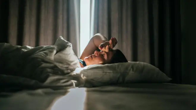 Woman awaking after sleeping (Credit: Guido Mieth)
නින්දෙන් පසු අවදි වන කාන්තාවක් (ඡායාරූපය: ගුයිඩෝ මියෙත්)