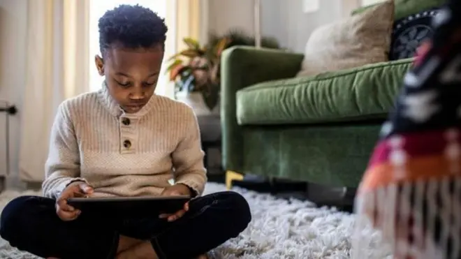 ስክሪን ላይ ያተኮረ ልጅ