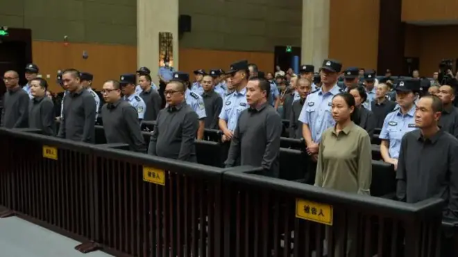 中国浙江温州中级法院内明珍珍(前排右二)与其他被告人站立听判(浙江温州市中级法院图片29/9/2025)