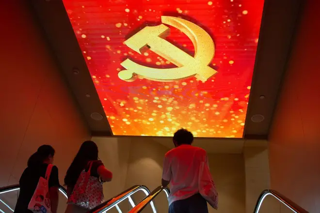 2025年7月1日,中国上海,中共一大会址纪念馆内的天花板上投射着一面巨大的国旗。