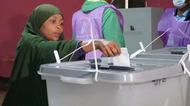 ባለፈው የኢትዮጵያ አጠቃላይ ምርጫ ደምጽ እየሰጠች የነበረች ሴት