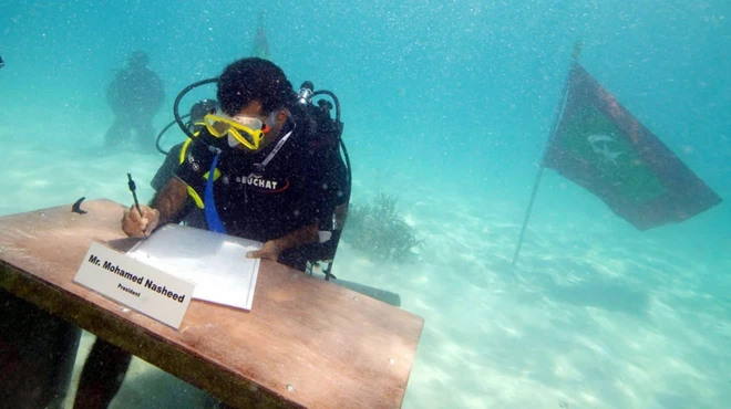 رئيس جزر المالديف السابق محمد نشيد خلال جلسة ووزارئه تحت الماء