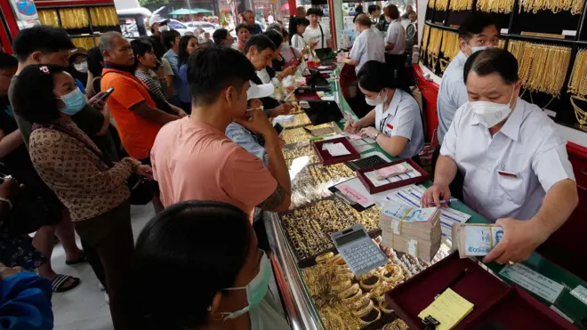 泰国曼谷的大批市民涌入唐人街金舖