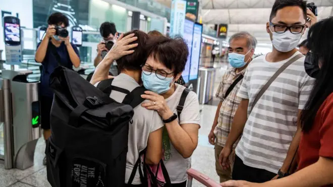香港机场内,两名女子相拥送别。(19/07/2021)