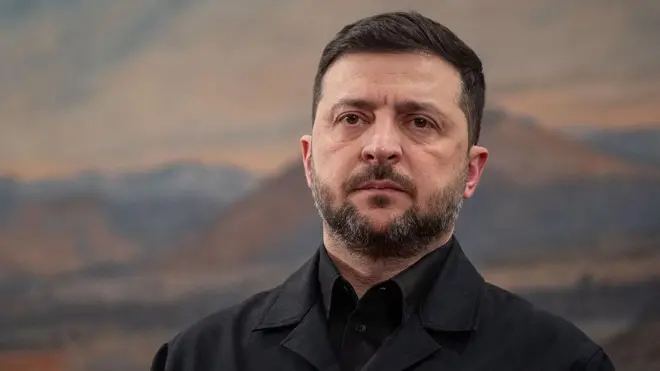 泽连斯基身穿黑色衬衫