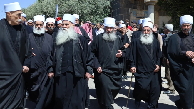 صورة تظهر مجموعة من رجال الدين الدروز.