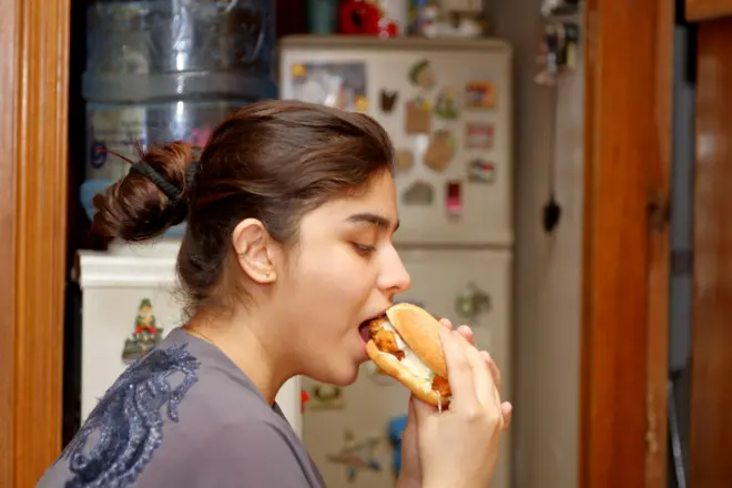 ආතතිය නිසා අපගේ ශරීරවලට වැඩි හෝ අඩු කුසගින්නක් දැනිය හැකි ය - එය දිගු කාලීනව අපගේ ආහාර රුචියට ද බලපෑ හැකි ය