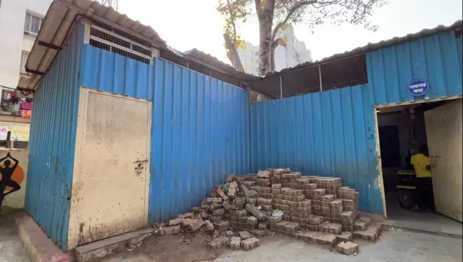 महापालिकेच्या शाळेची ही अवस्था.