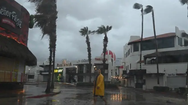 توفند روز شنبه درحال پیشروی به سوی شبه جزیره باها کالیفرنیا در مکزیک بود