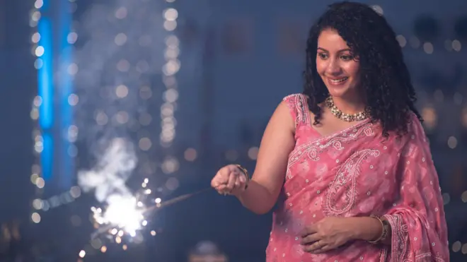 انڈیا سمیت دنیا کے کئی ممالک میں پٹاخوں کے ساتھ جشن منایا جاتا ہے۔