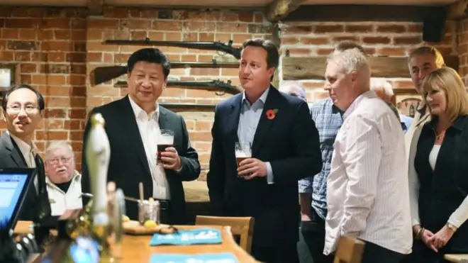 2015年,中英关系"黄金时代",卡梅伦和习近平在酒吧