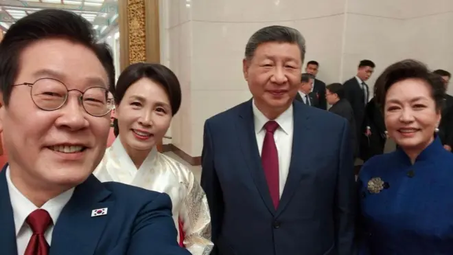 李在明夫婦和習近平夫婦的自拍照