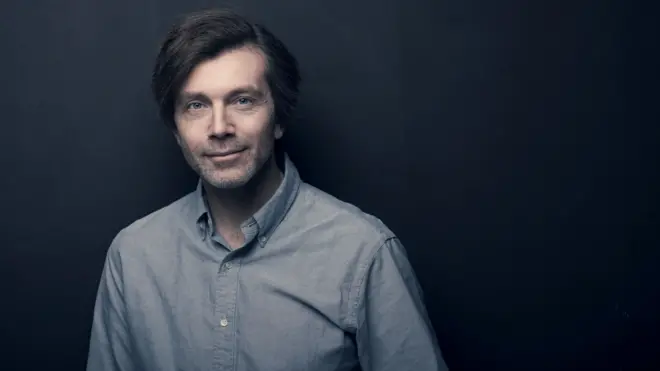 Thomas Reinertsen Berg, con camisa azul, mira a la cámara.