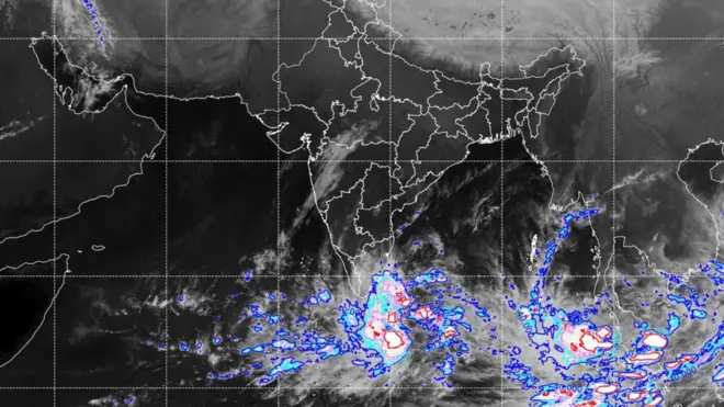'බෙංගාල බොක්ක කැළඹිලා...' මෙය සෑම වසරකදීම අපට ඇසෙන හොඳින් හුරුපුරුදු වචන පෙළකි. අද වන විට ශ්රී ලංකාවට බලපා ඇති අයහපත් කාලගුණ තත්ත්වය සමග බොහෝ දෙනාගේ අවධානය යොමුව ඇත්තේ කාලගුණ විද්යා දෙපාර්තමේන්තුව විසින් නිකුත් කරනු ලබන දෛනික කාලගුණ නිවේදන වෙතයි.