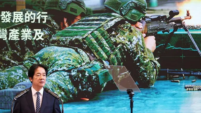 台湾总统赖清德周三(11月26日)在召开国安高层会议后举行记者会画面。