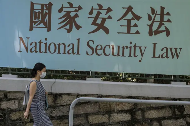 一名女子在印有“国家安全法”的海报下走过。