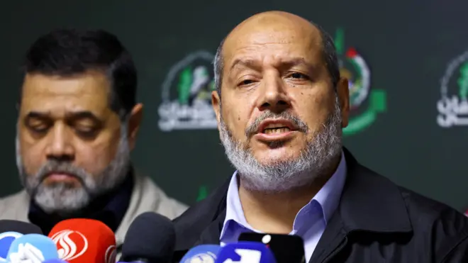 የሐማስ ዋና ተደራዳሪ ኻሊል አል-ሀያ (በስተቀኝ)