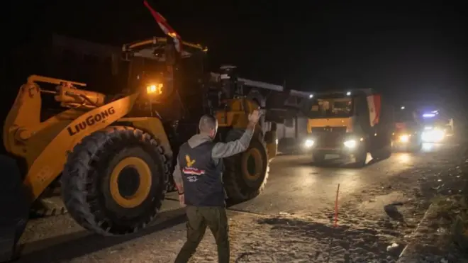 የግብፅ መኪኖች እና ኤክስካቫተሮች ወደ ጋዛ ሰርጥ ሲገቡ