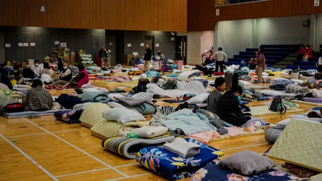 宏福苑五级火警受灾民众在临时避难所休息