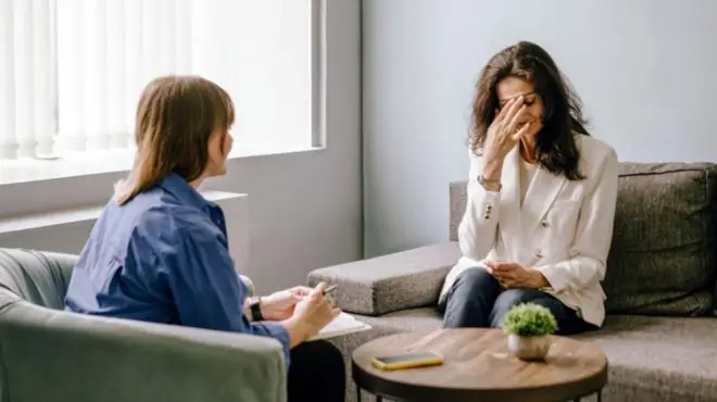 ሁለት ተቀምጠው የሚያወሩ ሴቶች