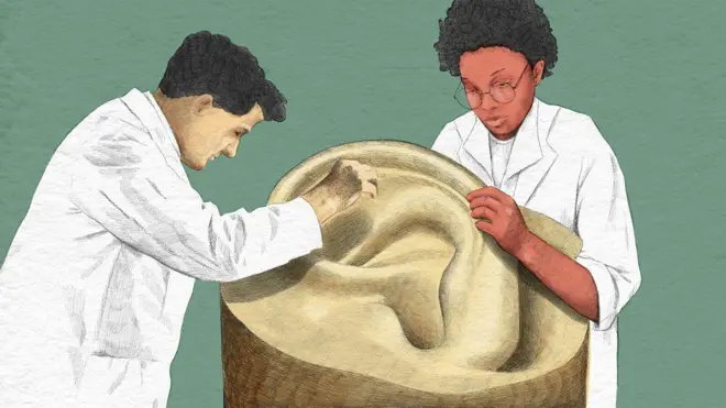 رسم مجازي يجسد طبيبين يدرسان مُجسماً لأذن ضخمة الحجم