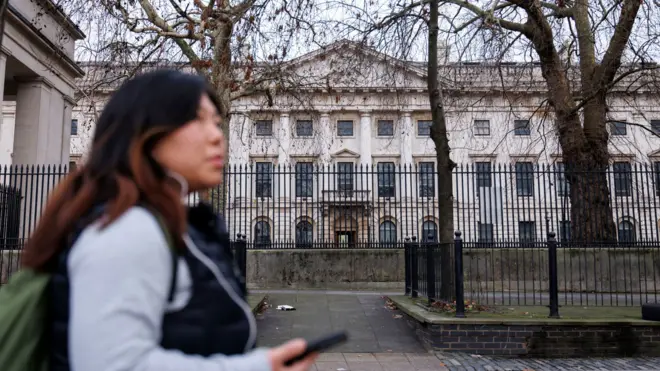 一位女士走过伦敦前皇家铸币厂中国“超级大使馆”选址(14/1/2026)