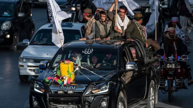 په کابل کې طالبان په یوه موټر کې سپاره دي چې ژیړې بوشکې هم ورسره دي.