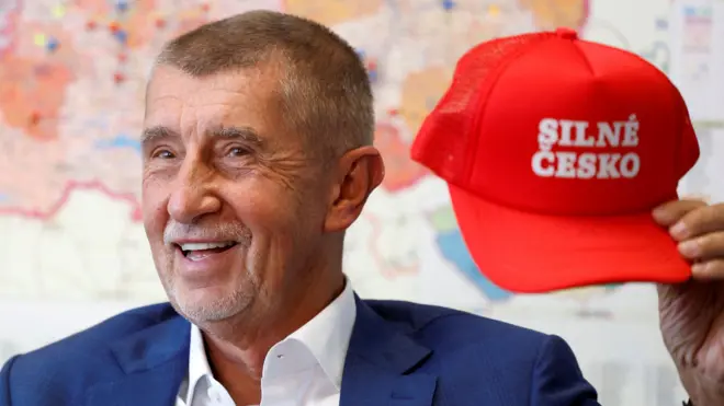 Бывший премьер-министр Чехии Андрей Бабиш держит кепку в стиле MAGA с надписью «Сильная Чехия»
