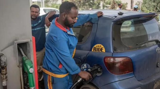 ነዳጅ ወደ መኪና እየቀዳ ያለ ኢትዮጵያዊ