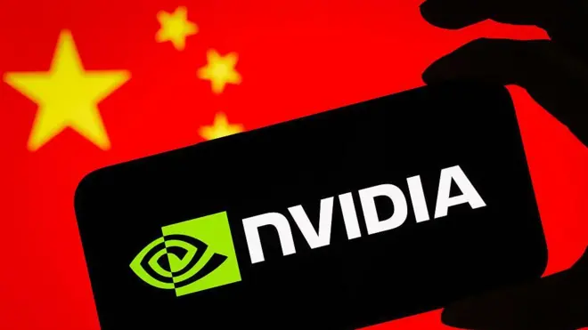 手机上显示的辉达公司标识,背景是中国国旗