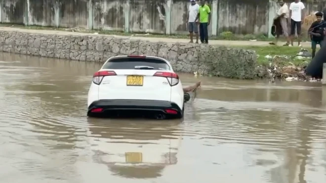 මෝටර් රථයක් ඇළකට පෙරළී ඇති අයුරු