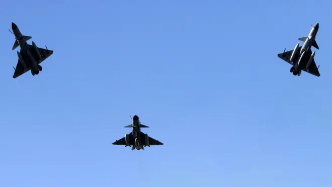 پاکستان ایئر فورس کے جے 10 لڑاکا طیارے 23 مارچ 2025 کو اسلام آباد میں ایوان صدر کے پاس سے گزر رہے ہیں