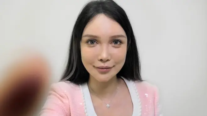 አቢ ው ለመጀመሪያ ጊዜ የፕላስቲክ ቀዶ ሕክምና ያደረገችው በ14 ዓመቷ ነበር።