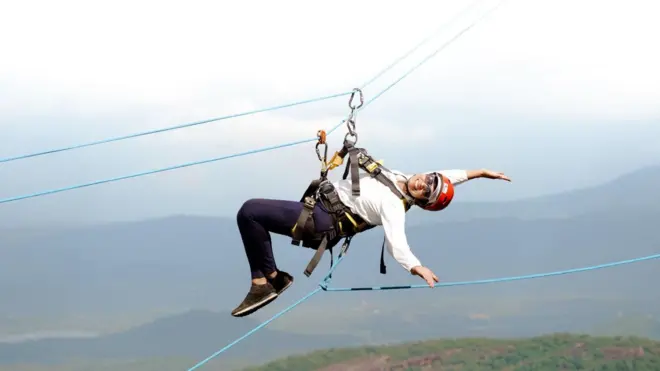 කුඩා කාලයේ සිට තමන්ගේ සිතේ ඇතිවූ එම ආශාව සපුරා ගැනීමේ ත්රාසජනක අභියෝගාත්මක ඉලක්කයක් කරා යන කාන්තාවක් සමග සාකච්ජා කිරීමට බීබීසී සිංහල වෙත අවස්ථාව හිමිවිය.