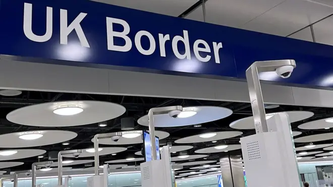 صورة أرشيفية: لافتة تظهر في منطقة مراقبة جوازات السفر عند الوصول في المبنى رقم 5 بمطار هيثرو في لندن، بريطانيا، 23 مارس 2023.