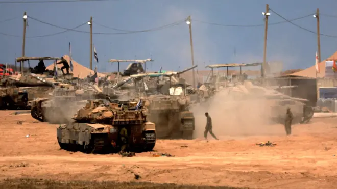 የእስራኤል ጦር ታንኮች በአቧራማ መንገድ ላይ