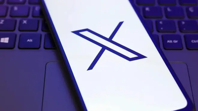 一个放在电脑上的手机显示打开软体X的界面