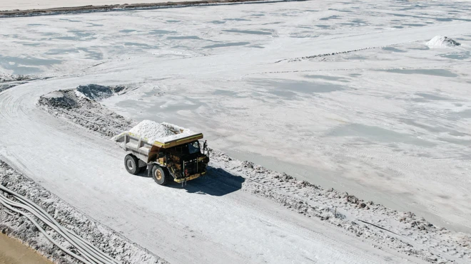 智利阿塔卡马盐沼锂矿坑的鸟瞰图