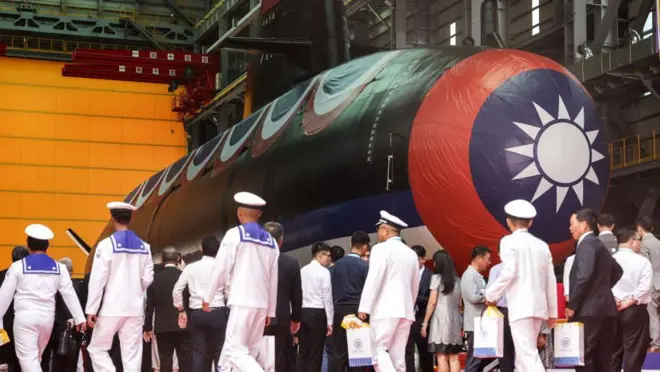 台湾第一艘国造潜舰“海鲲舰”下水典礼照片。