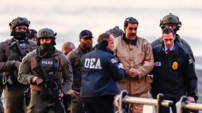 委內瑞拉總統尼古拉斯·馬杜羅抵達曼哈頓下城直升機停機坪,準備前往曼哈頓的美國法院,面對包括毒品恐怖主義、共謀及毒品走私在內的聯邦指控