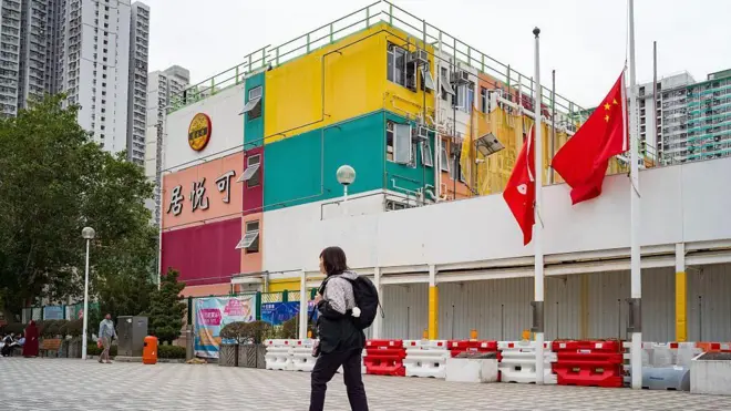 一名市民走过过渡性房屋“可悦居”。