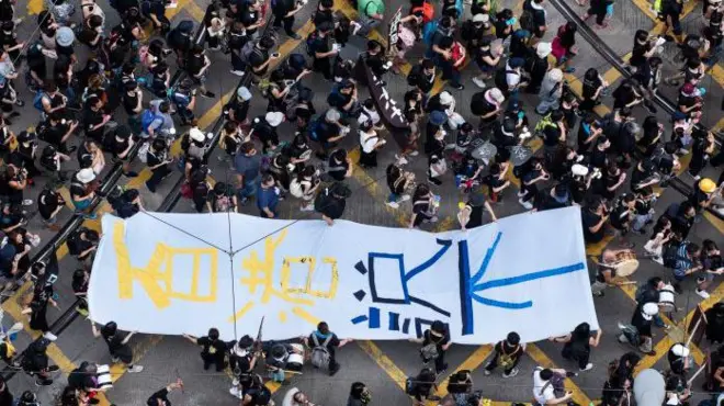 2019年6月16日,民阵举办游行,群众手持一张“香港说不”的横额。