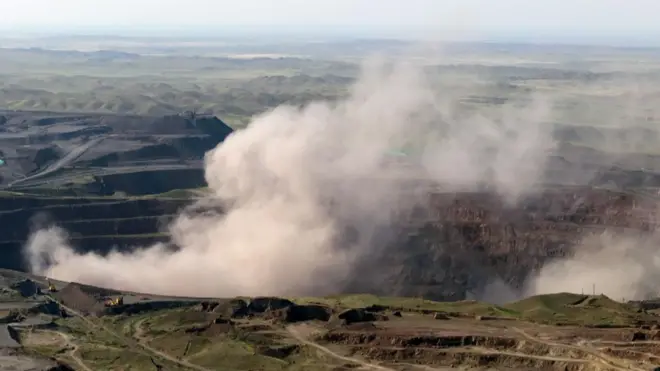深色的尘云从深坑中升起