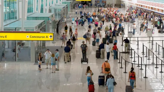 ركاب في مبنى المطار