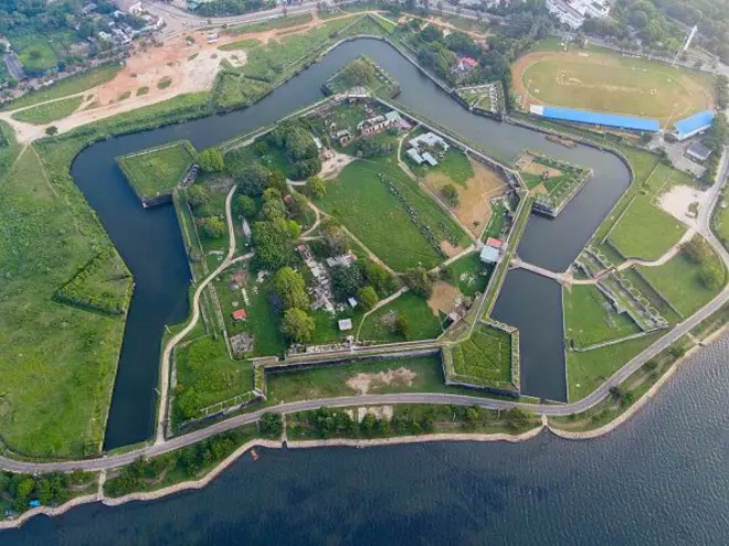 පෘතුගීසීන් ඉදි කළ මුල් ගොඩනැගිලි ස්වරූපය වෙනස් කර ලන්දේසීන් විසින් මෙම බලකොටුව අලංකාර පංචාස්ර හැඩයකයට ඉදි කර ඇති අතර ඔවුන්ට එය වටා ඇති දැවැන්ත දිය අඟල ඉදිකිරීමට දශක ගණනාවක් ගත වී තිබේ